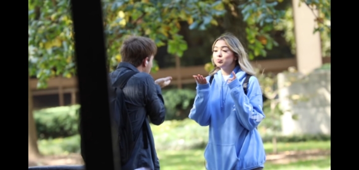 모르는 사람한테 냅다 손키스 날려보기 | 인스티즈