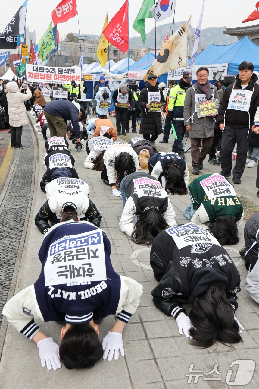 윤석열 대통령파면 촉구 대학생 삼보일배 | 인스티즈