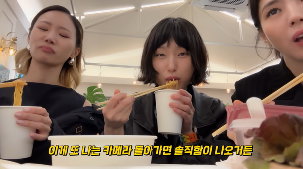 한소희, 류혜영과 이렇게 친했나…유튜브 깜짝 등장 "알고리즘에 언니 뿐" | 인스티즈