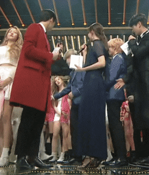 뷔의 세심한 다정함과 윤아의 센스&순발력으로 만들어진 훈훈한 모먼트.jpg | 인스티즈