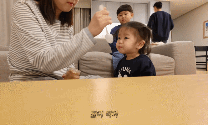 유트루 한테 혼나고 눈치 보는 나음이 (17개월 딸) | 인스티즈