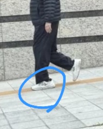 패딩석열 사진 이상한 거 하나 더 - 신발 | 인스티즈
