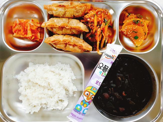 단체급식 비빔만두 만두탕수 jpg. - 악플달면 쩌리쩌려버려 - ＊여성시대＊ 차분한 20대들의 알흠다운 공간 단체급식 비빔만두 만두탕수 jpg.