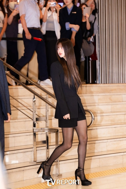 오늘자 뉴진스 다니엘 입생로랑 뷰티 포토월 기사사진jpg | 인스티즈