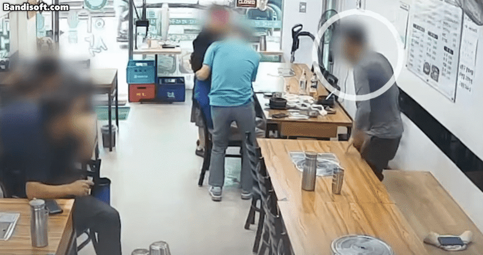 식사하던 손님, 갑자기 고개 푹 떨구자…옆 테이블 남성이 달려나간 곳은 | 인스티즈
