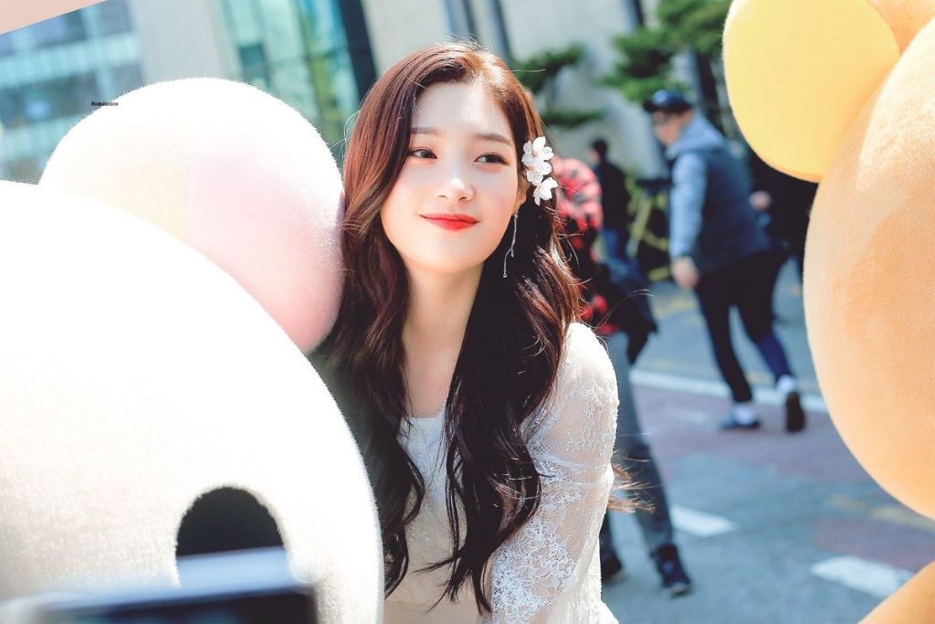 봄마다 꺼내보는 인간 벚꽃 정채연 | 인스티즈