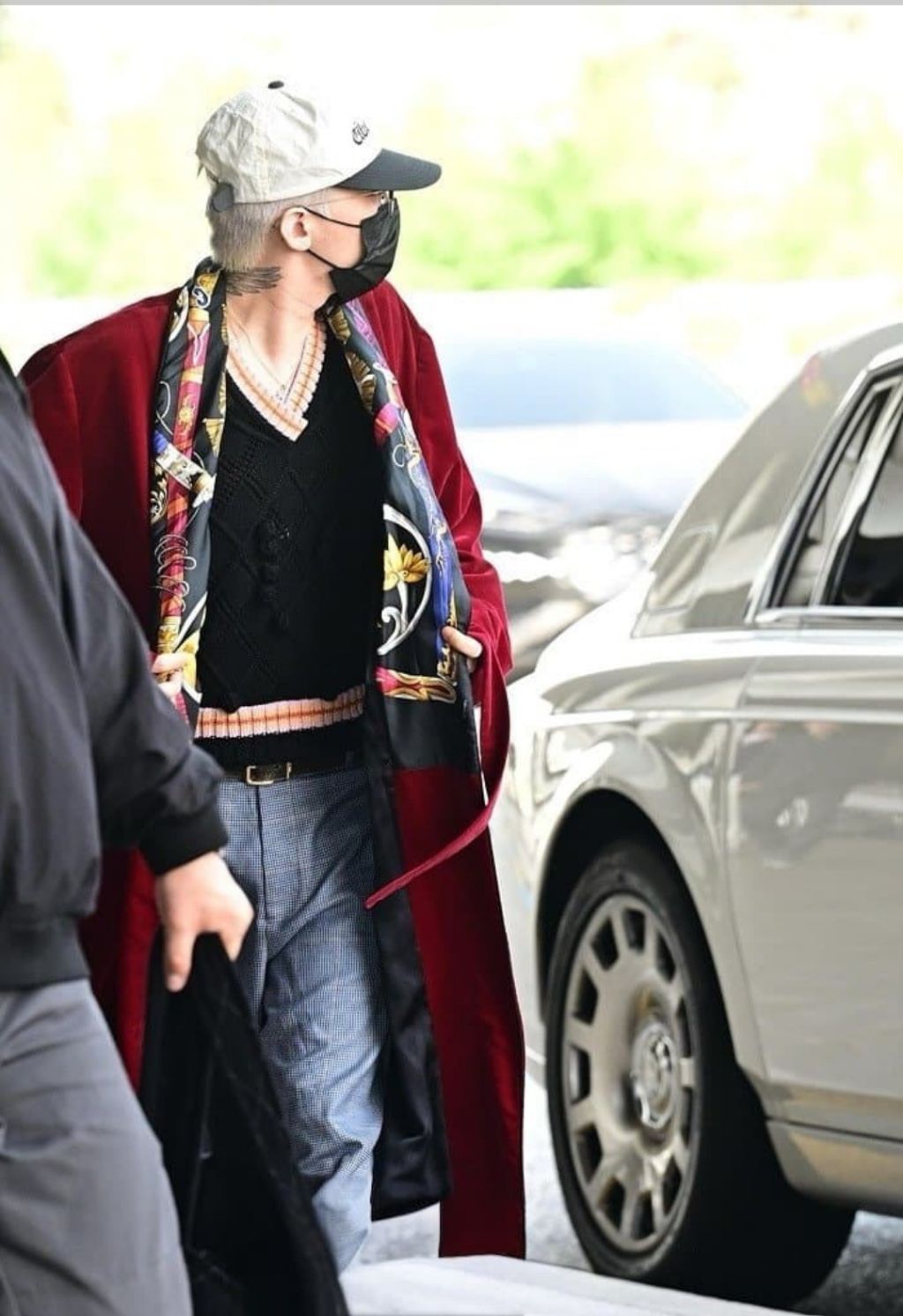 오늘 로브가운 입고 출국하는 지드래곤 | 인스티즈