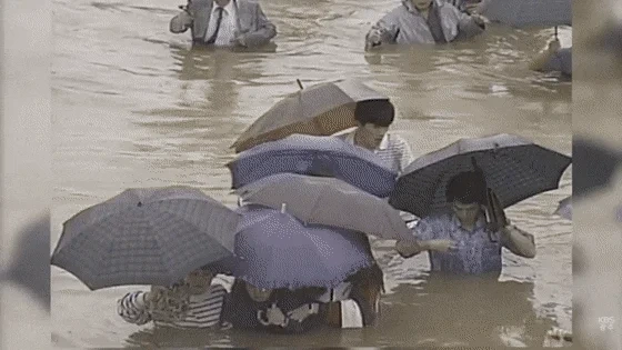 장마철 홍수를 뚫고 출근하는 90년대 출근길 모습.gif | 인스티즈
