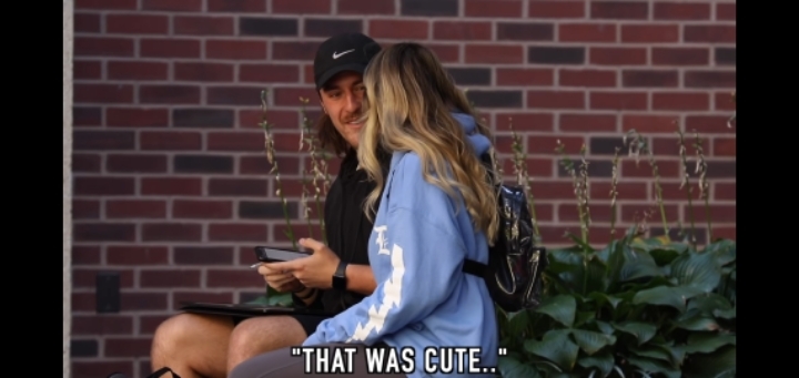 모르는 사람한테 냅다 손키스 날려보기 | 인스티즈