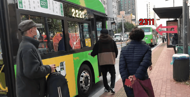 시각장애인들이 타기에는 너무 빠른 버스.gif | 인스티즈