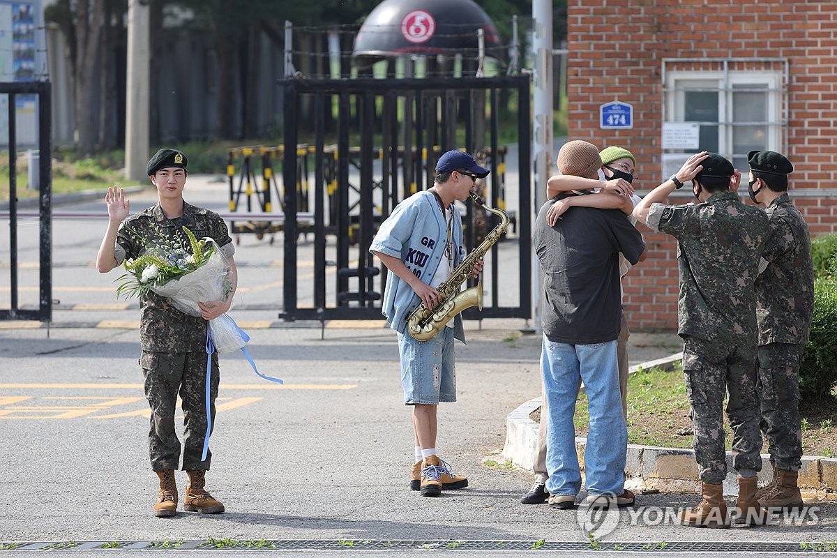 RM 직접 색소폰 연주해 진 전역 축하할 계획 | 인스티즈