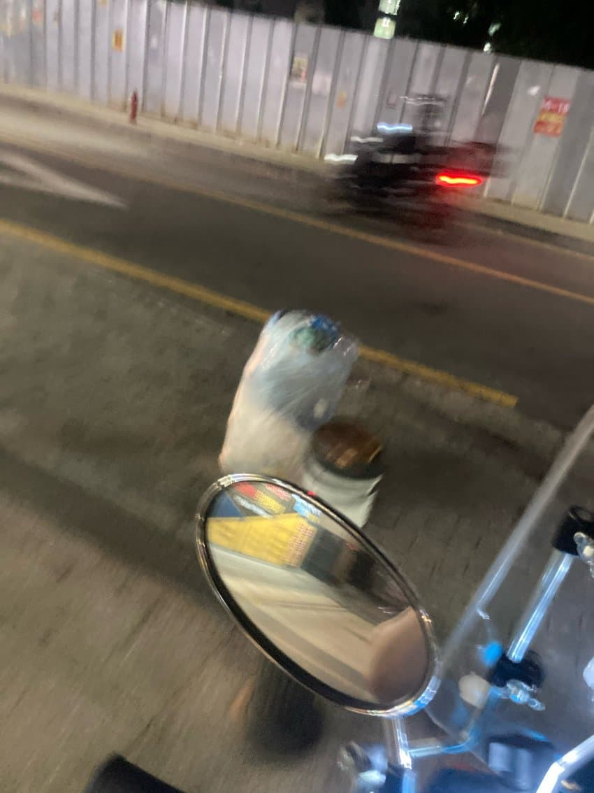 길에서 쭈구려 울고있는 대한항공 승무원 사진 | 인스티즈