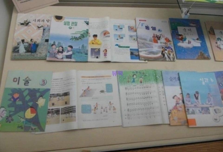 9X년생들 학교책 전시됨.JPG | 인스티즈