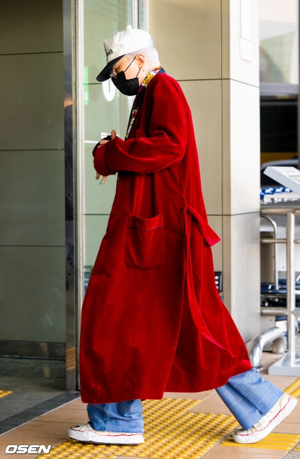 오늘 로브가운 입고 출국하는 지드래곤 | 인스티즈