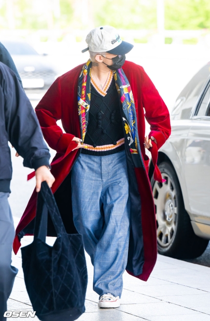 오늘 로브가운 입고 출국하는 지드래곤 | 인스티즈