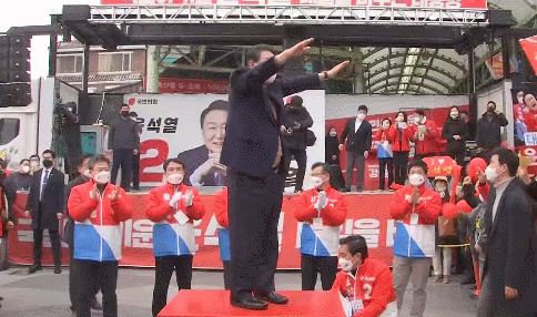 이족보행 성공한 돼지. (굥 주의) | 인스티즈