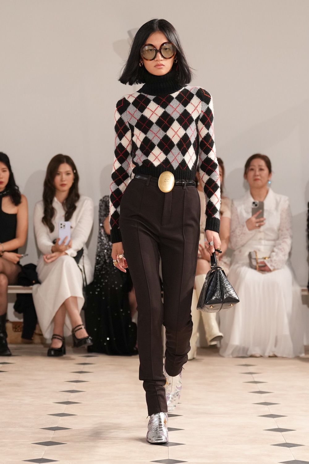 디자이너 교체 이후 첫 컬렉션 공개한 셀린느 | 인스티즈