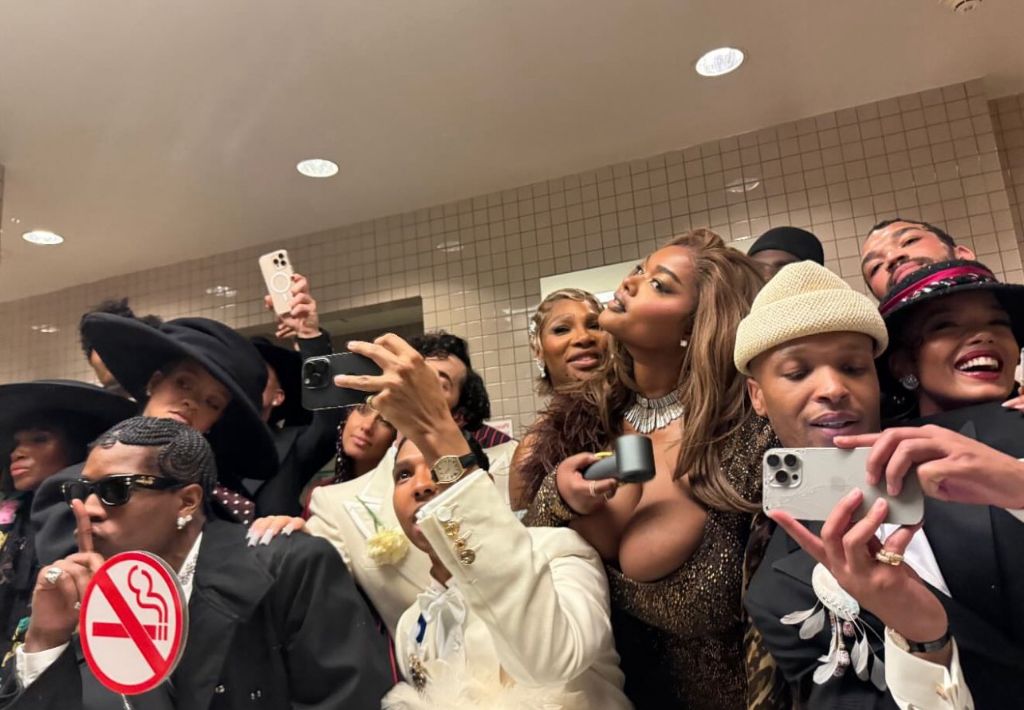 2025 멧갈라 화장실 셀피 (feat. 제니) | 인스티즈