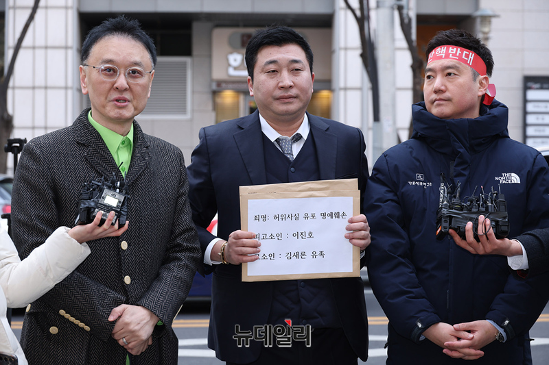 김새론 유족 고소현장에서 쓸데없이 영업뛰는 김세의 | 인스티즈