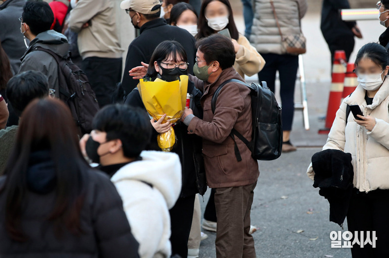 수능 때만 되면 생각 나는 돈 많은 아빠 보다 희귀한 아빠 .jpg | 인스티즈