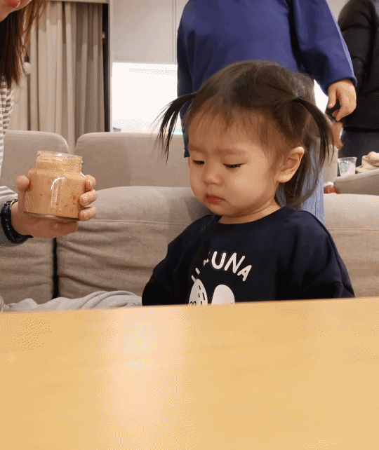 유트루 한테 혼나고 눈치 보는 나음이 (17개월 딸) | 인스티즈