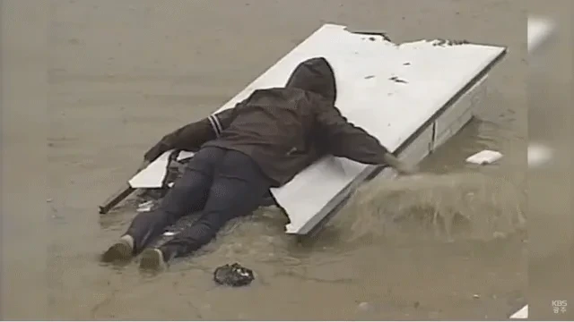 장마철 홍수를 뚫고 출근하는 90년대 출근길 모습.gif | 인스티즈