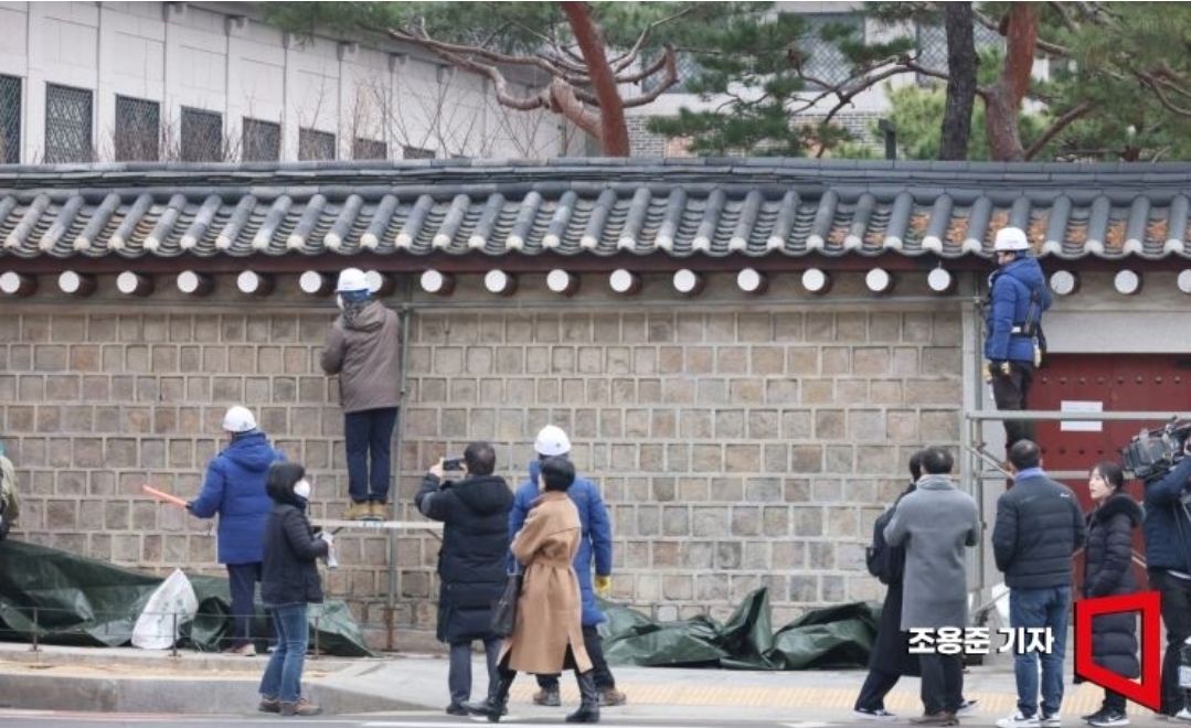 [포토] 경복궁 담장 낙서 제거 작업 완료 가림막 제거 공개 "범죄자에 비용 청구 검토" | 인스티즈