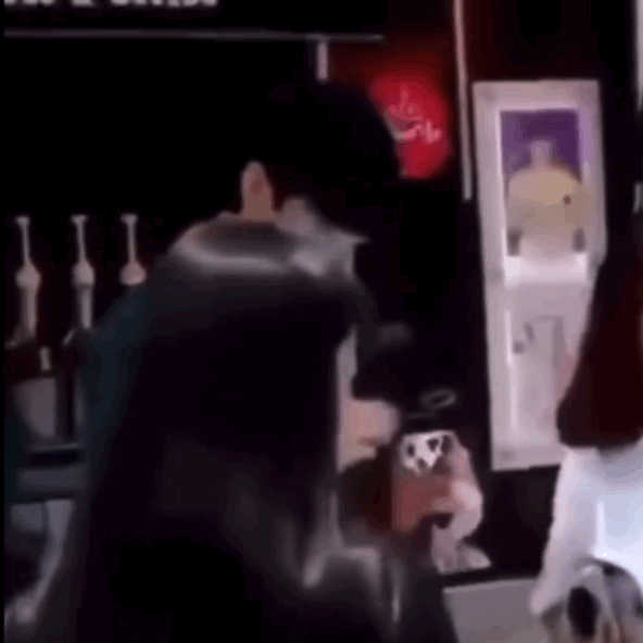먹던 숟가락으로 여자 스탭들 아이스크림 먹여주는 차은우.gif | 인스티즈