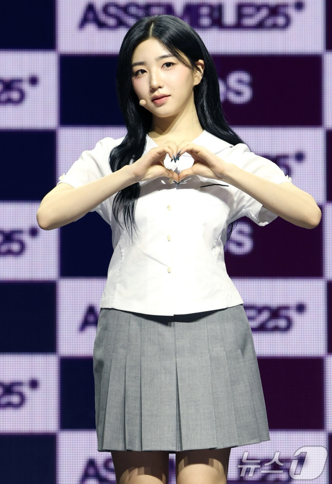 한국식 교복입고 쇼케이스 중인 트리플에스 | 인스티즈