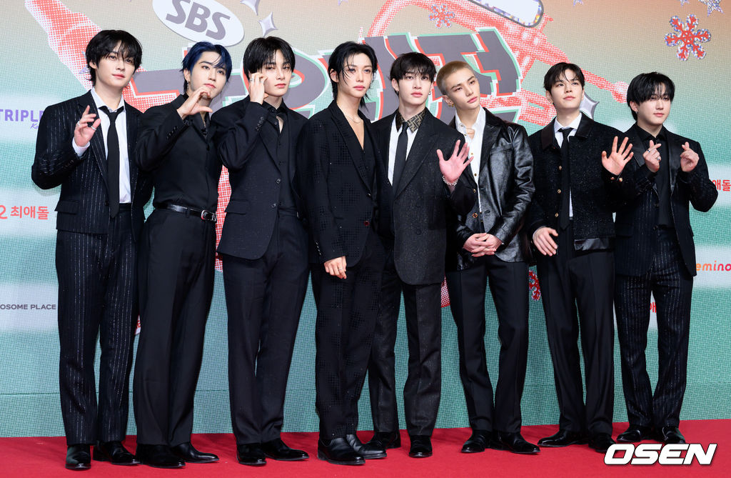 헤어 바꾸고 가요대전 레카 등장한 스트레이키즈 (흑발 그리고 삭발..) | 인스티즈
