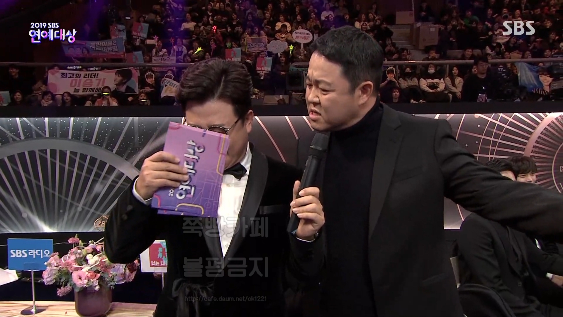 [SBS 연예대상] 살면서 처음으로 맞는 말한 김구라와 옆에서 영혼 나간 김성주.jpg | 인스티즈