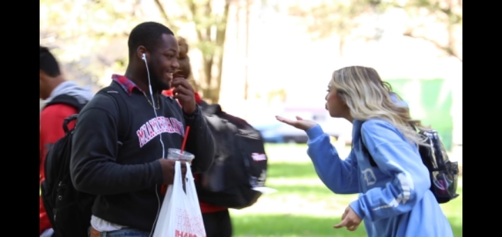 모르는 사람한테 냅다 손키스 날려보기 | 인스티즈