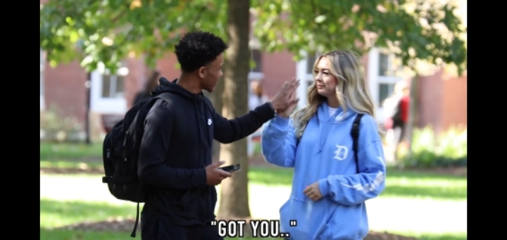 모르는 사람한테 냅다 손키스 날려보기 | 인스티즈