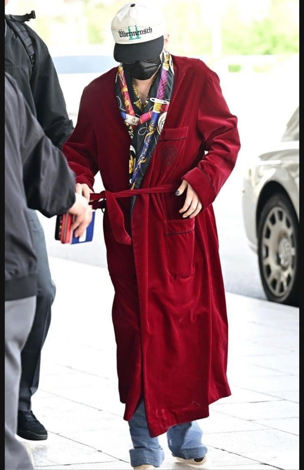 오늘 로브가운 입고 출국하는 지드래곤 | 인스티즈