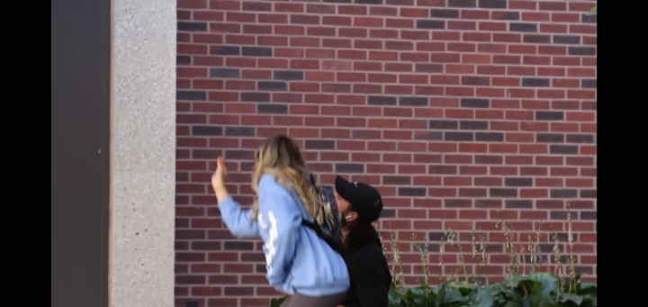 모르는 사람한테 냅다 손키스 날려보기 | 인스티즈