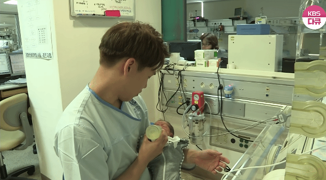간호사가 신생아 분유 먹이고 소화시키는데 아기가 너무 귀엽다 | 인스티즈