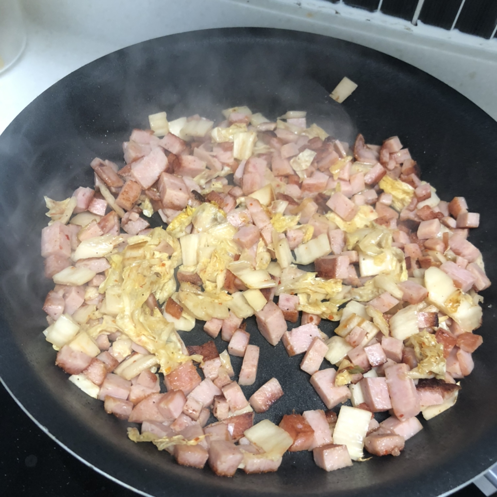 단 5분만에! 만드는 초 간 단 묵은지스팸볶음밥🧑��‍🍳 주먹밥응용 가능한! | 인스티즈