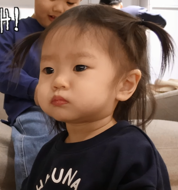 유트루 한테 혼나고 눈치 보는 나음이 (17개월 딸) | 인스티즈