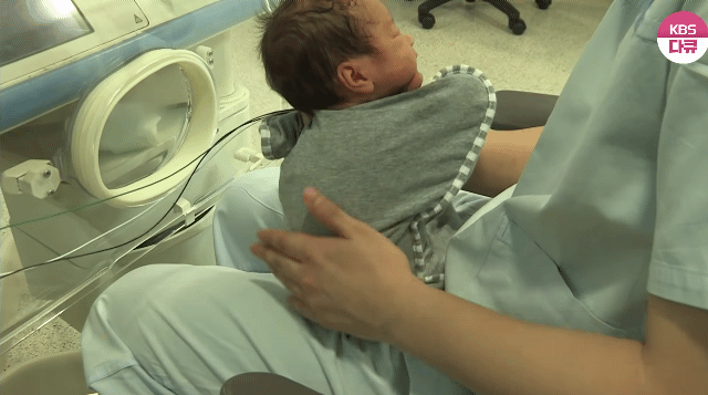 간호사가 신생아 분유 먹이고 소화시키는데 아기가 너무 귀엽다 | 인스티즈