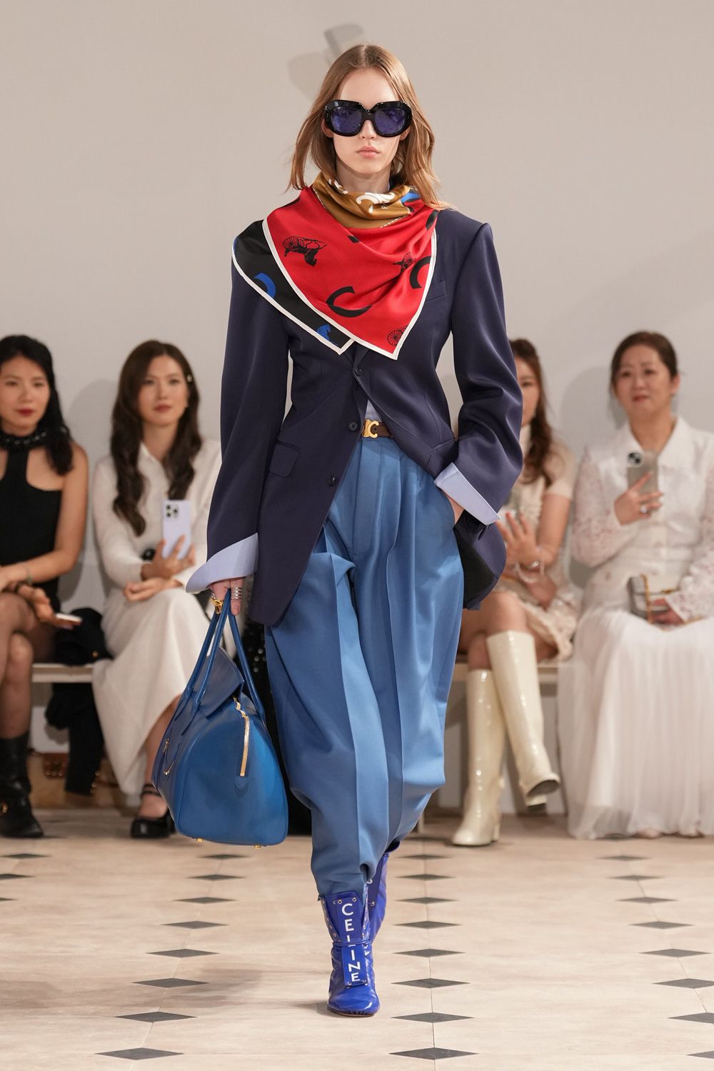 디자이너 교체 이후 첫 컬렉션 공개한 셀린느 | 인스티즈