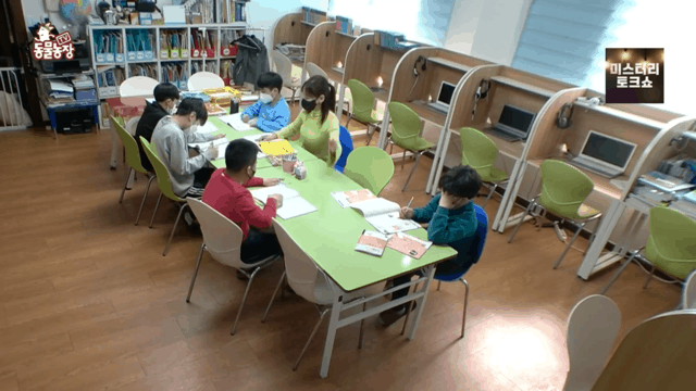 아이들이 공부하던 공부방 습격당하는 장면...gif | 인스티즈