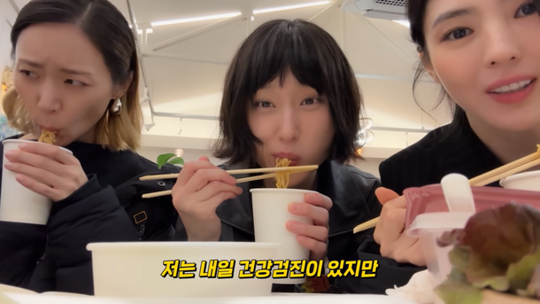 한소희, 류혜영과 이렇게 친했나…유튜브 깜짝 등장 "알고리즘에 언니 뿐" | 인스티즈