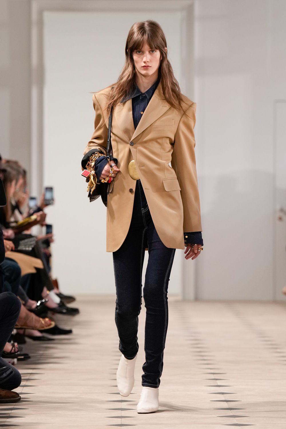 디자이너 교체 이후 첫 컬렉션 공개한 셀린느 | 인스티즈