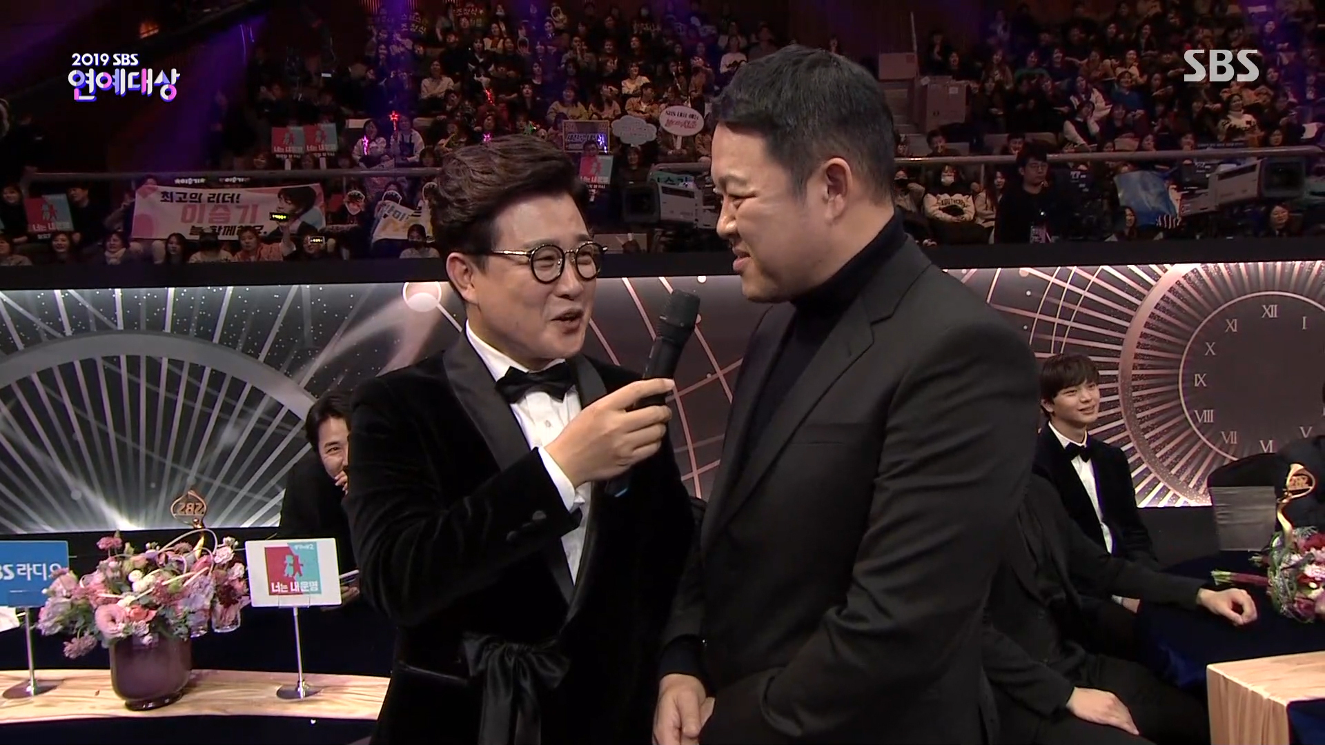 [SBS 연예대상] 살면서 처음으로 맞는 말한 김구라와 옆에서 영혼 나간 김성주.jpg | 인스티즈