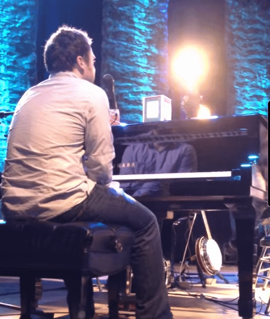 콘서트에서 트위터 올렸다가 무대 위로 불려간 내 친구 | 인스티즈