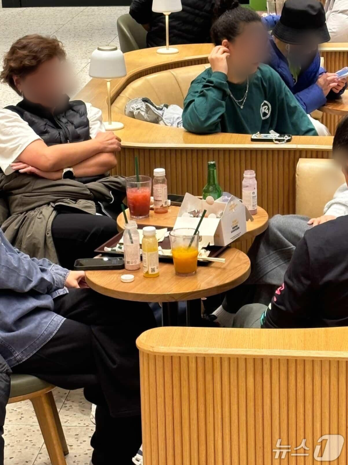 스타벅스서 치킨에 소주를?…중국 관광객 '도 넘는 민폐' | 인스티즈