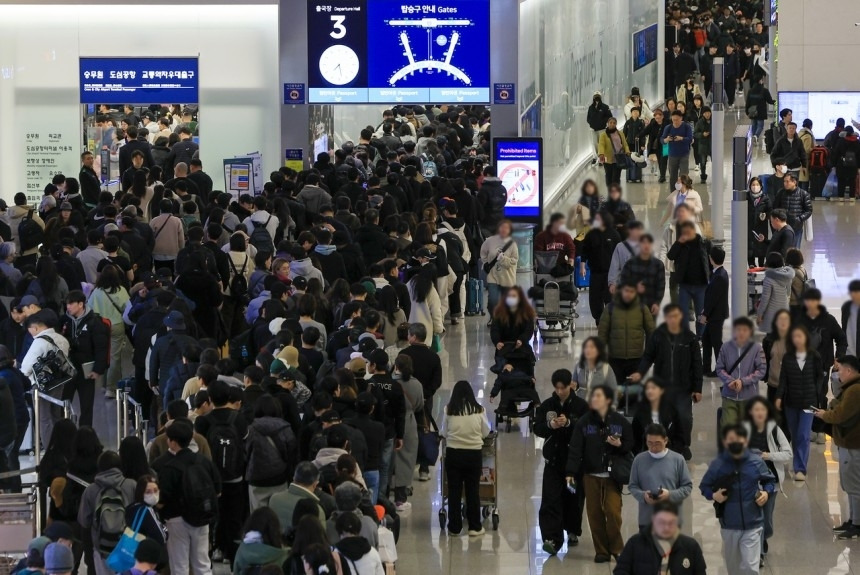 인천공항 북적북적 여행객 아니었다…불법체류 외국인 9500명 강제퇴거 [세상&] | 인스티즈
