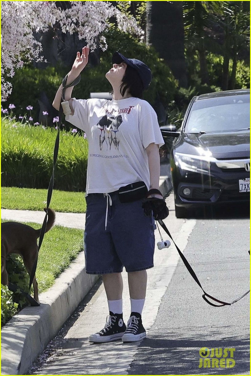 꽃향기 맡는 빌리 아이리시 | 인스티즈