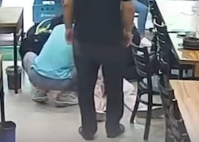 식사하던 손님, 갑자기 고개 푹 떨구자…옆 테이블 남성이 달려나간 곳은 | 인스티즈