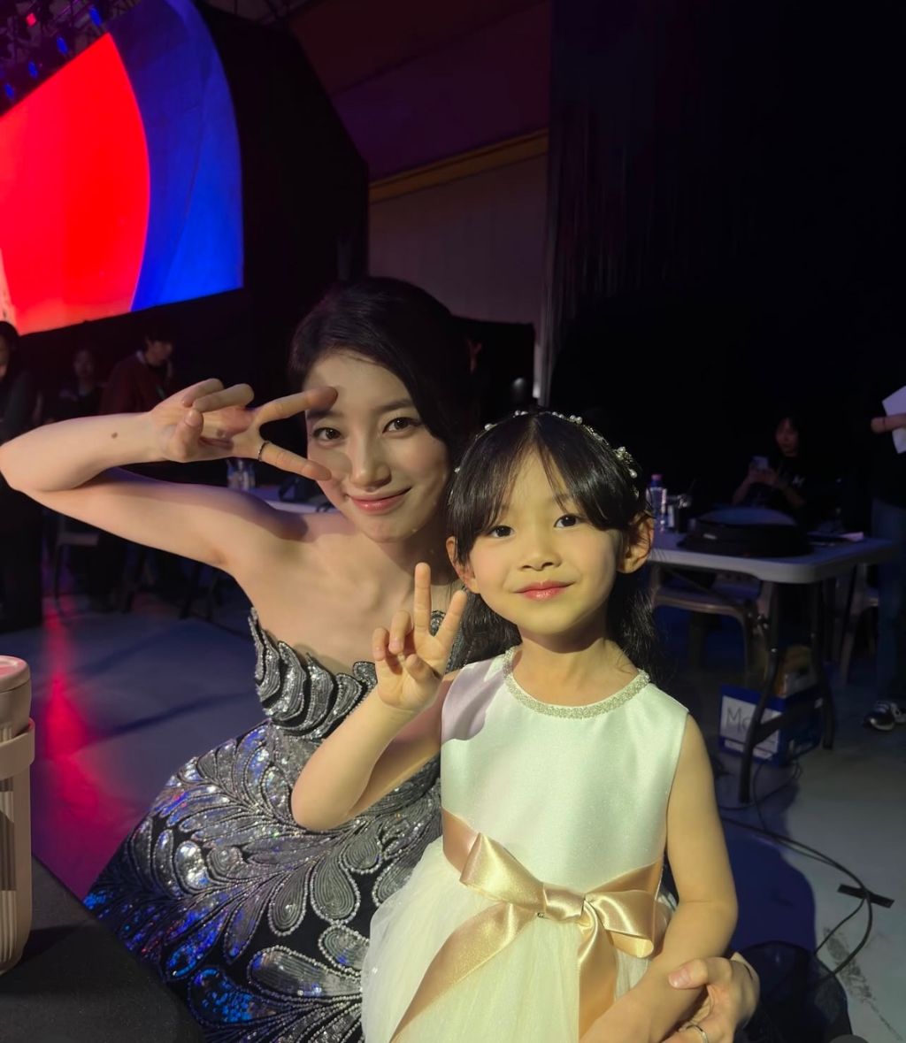 박보검이 딸 인사시키듯 데려가서 사진찍었다는 어린 금명이랑 수지 | 인스티즈